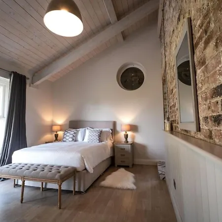 Luxurious Bellingham Castle *