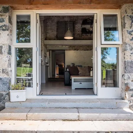 Luxurious Bellingham Castle Vila *